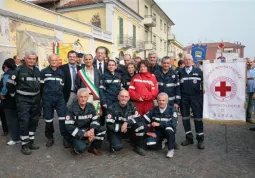 5 _ Il Sindaco Gosso e l\'assesore Gallo posano con la Cri Busca